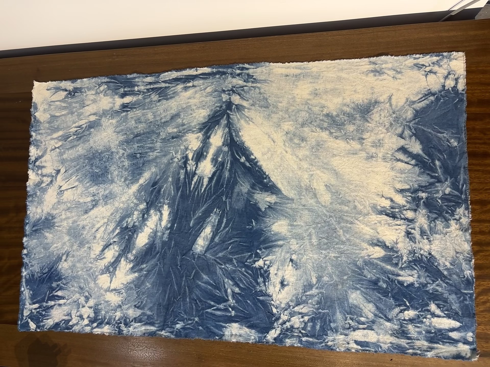 蓝染双面茶席另一面，深蓝染出孤舟与浪的抽象纹理
