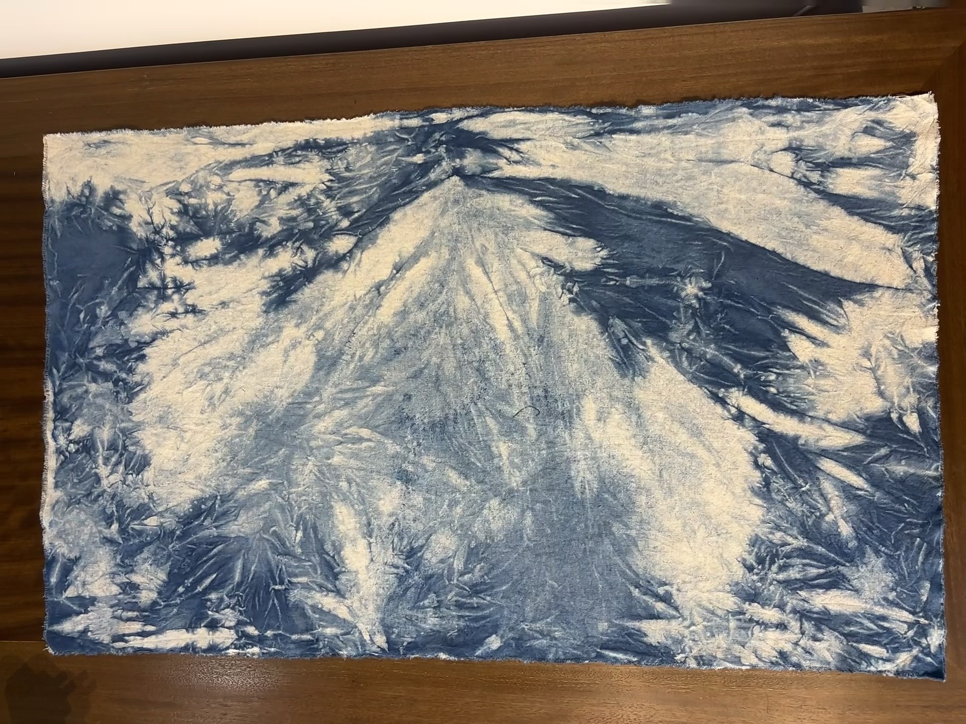 蓝染双面茶席一面，靛蓝晕染出居中的雪山轮廓